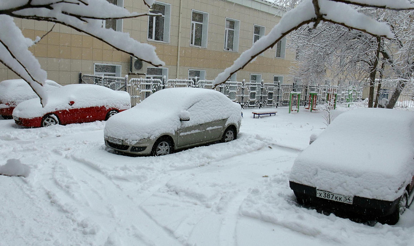 Снегопад в Новосибирске: пассажиры подтолкнули троллейбус