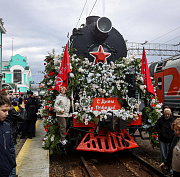 Мэр Кудрявцев с сотнями новосибирцев встретил «Эшелон Победы»