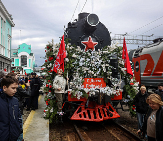 Мэр Кудрявцев с сотнями новосибирцев встретил «Эшелон Победы»