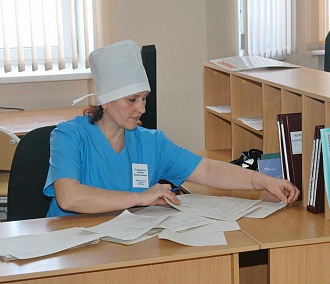 Указ о новых страховых гарантиях медикам во время пандемии подписал Путин