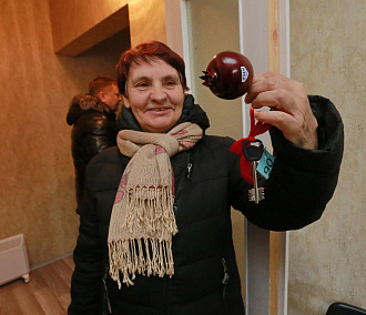 Мэр Новосибирска вручил ключи от квартир 19 обманутым дольщикам