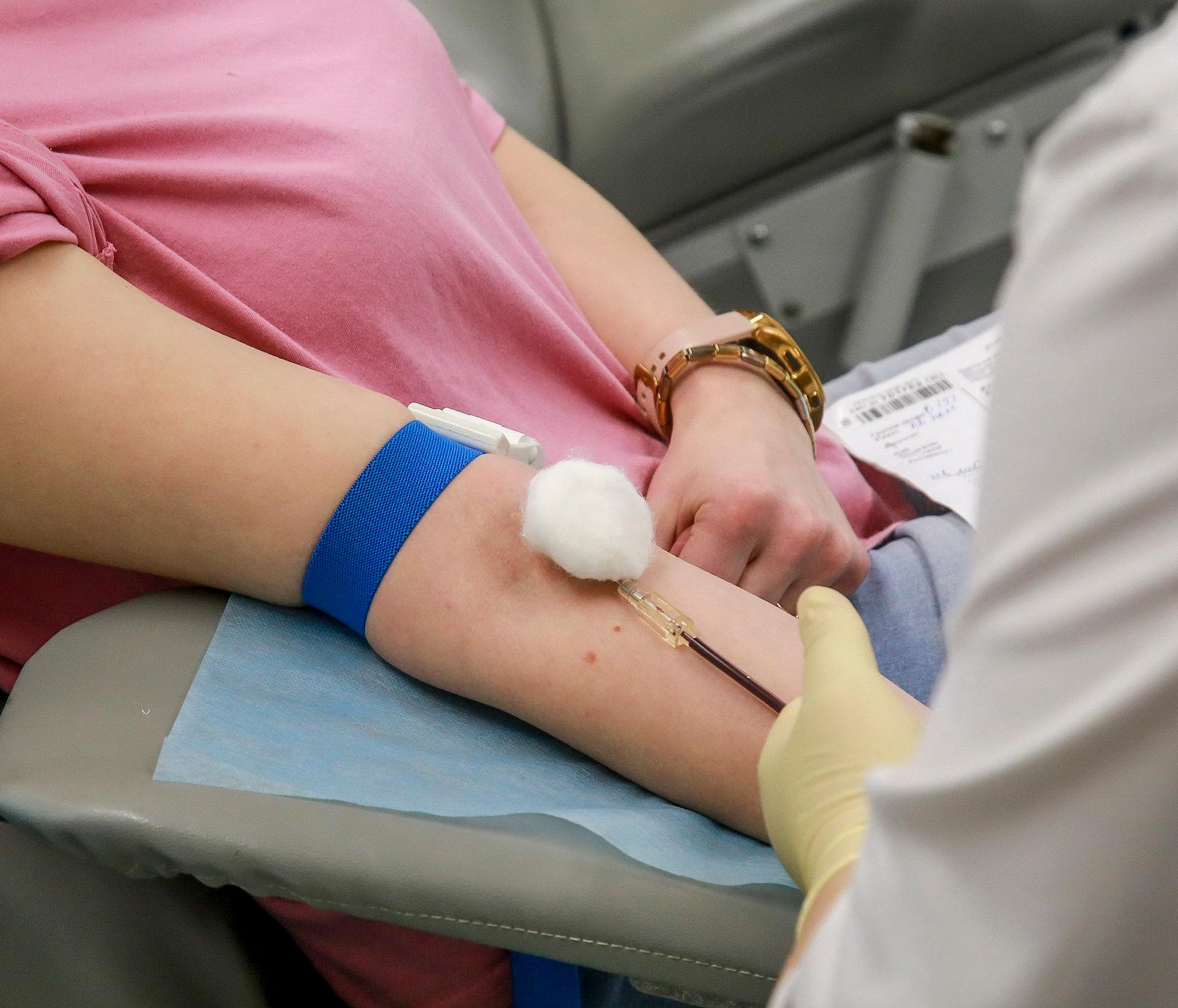 Поработайте кулачком: как берут кровь у доноров в Новосибирске