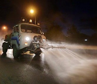 Пыль и крошку убирают с новосибирских дорог и тротуаров