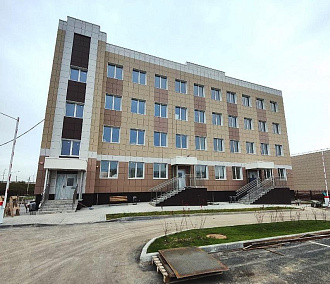 Четырёхэтажную поликлинику в виде буквы «Н» достроили в Оби