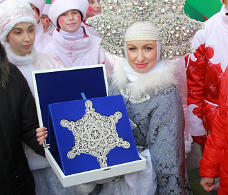 Символ новогодней столицы привезли в Новосибирск из Нижнего Новогорода